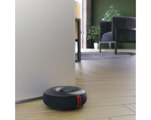 Tmavě šedý bezdrátový robotický vysavač na dřevěné podlaze
