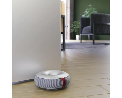 Bezdrátová zarážka dveří v moderním obývacím pokoji