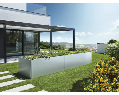 Detailní záběr vyvýšeného záhonu v zahradě obytného domu.