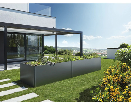 Obdélníkový vyvýšený záhon z kovu na zahradě