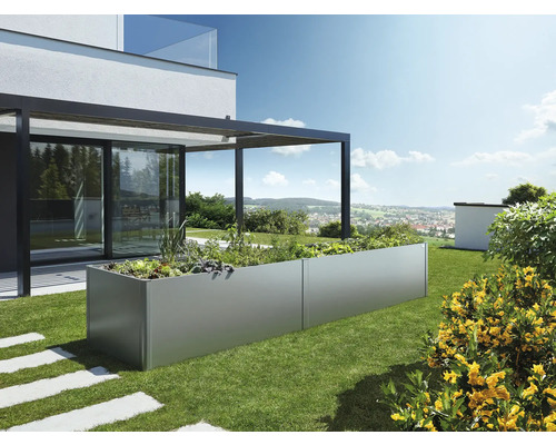 Podlouhlý kovový truhlík na zahradě