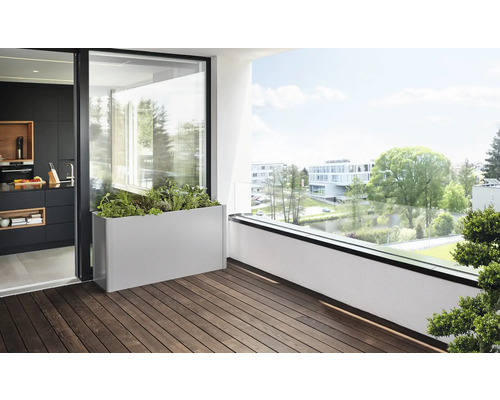 Balkónová scéna s truhlíkem a dřevěnou podlahou