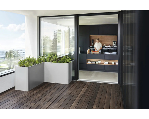 Moderní balkon s bylinkovou zahradou v truhlících a vstupem do kuchyně