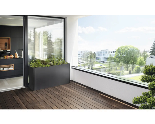 Scéna terasy s osázeným kovovým truhlíkem na dřevěné podlaze