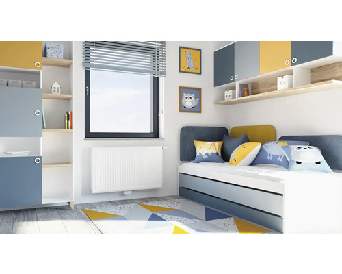 Světlý dětský pokoj s postelí, skříní a geometrickým kobercem