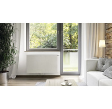 Pohled do místnosti s radiátorem pod oknem