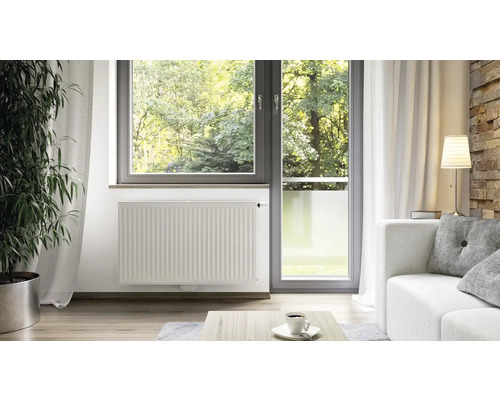 Pohled do místnosti s radiátorem pod oknem