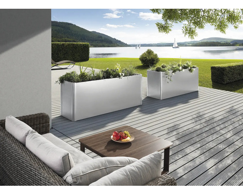 Ozdobná zahrada s truhlíky, posezením a výhledem na jezero