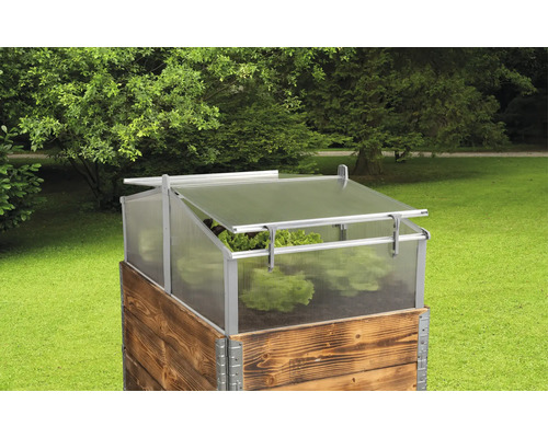 Vyvýšený záhon s pařeništěm ze dřeva a plastu na zahradě