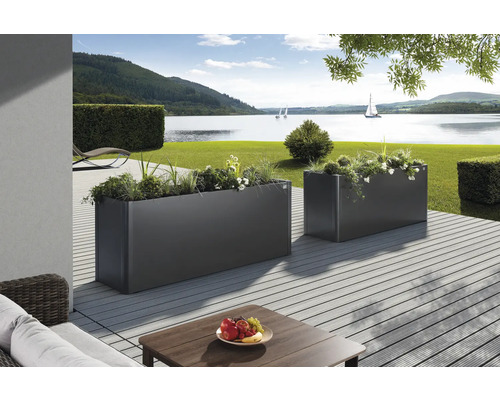 Dva šedé truhlíky na terase s výhledem na jezero