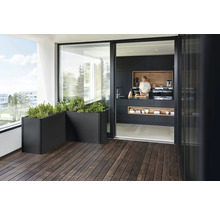 Balkon s truhlíky a výhledem do moderní kuchyně