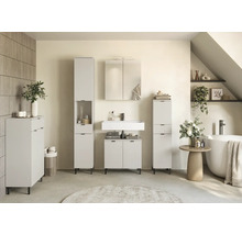 Koupelna s umyvadlem, zrcadlovou skříňkou a vysokými skříněmi