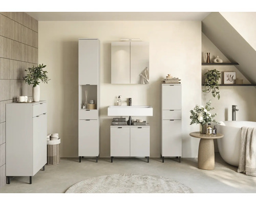 Koupelna s umyvadlem, zrcadlovou skříňkou a vysokými skříněmi