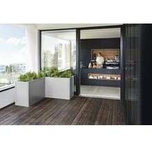 Moderní balkon s bylinkovou zahradou v květináčích a výhledem do kuchyně