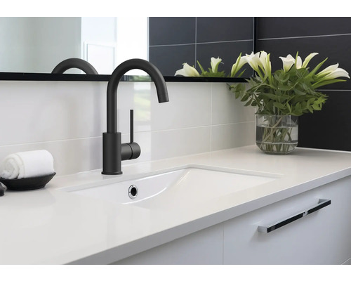 Koupelnové umyvadlo s baterií, ručníkem a vázou s květinami