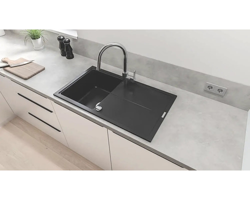 Dřez s odkapávací plochou a vodovodní baterií v moderní kuchyni