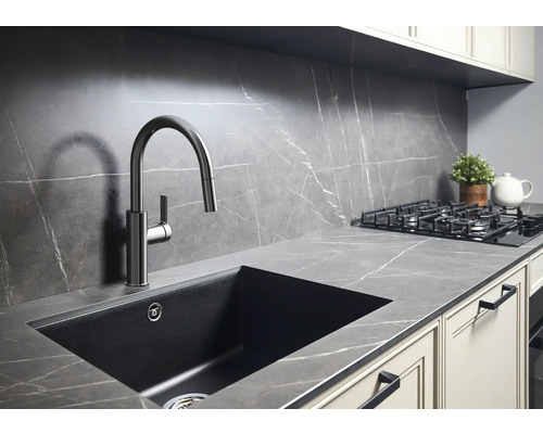 Kuchyňský dřez s vodovodní baterií a pracovní deskou v moderním designu