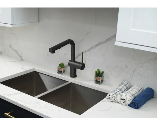 Kuchyňský dřez s vodovodní baterií, pracovní deskou a dekorací