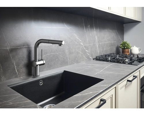 Moderní kuchyně s dřezem, baterií a varnou deskou