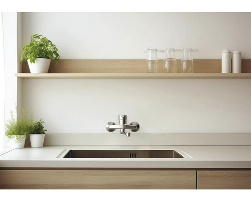 Kuchyňský dřez s vodovodní baterií, pracovní deskou a policí s dekorací