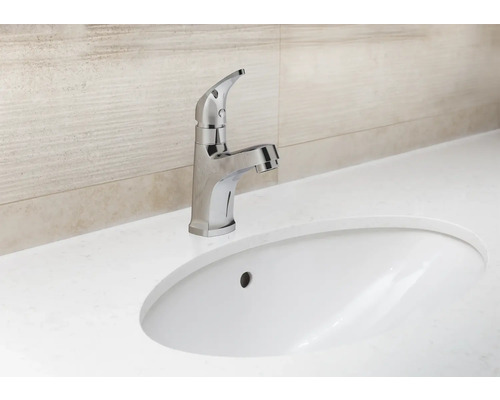 Na umyvadle je vidět baterie.