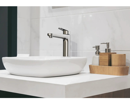 Moderní umyvadlo s baterií a koupelnové doplňky