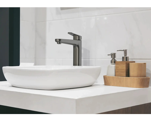 Umyvadlo s baterií a koupelnovými doplňky na polici