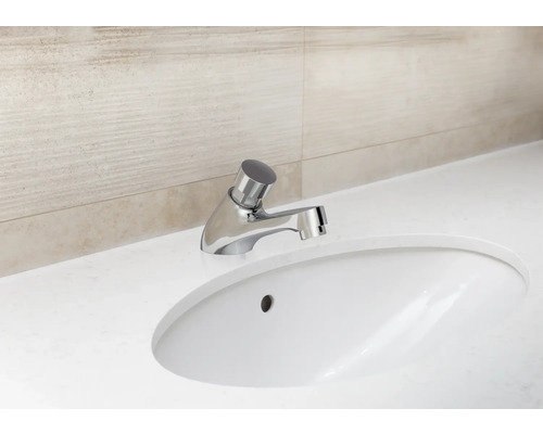 Umyvadlo s kovovou armaturou