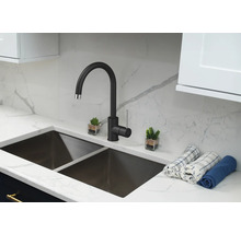 Kuchyňský dřez s černou baterií a dvěma komorami.