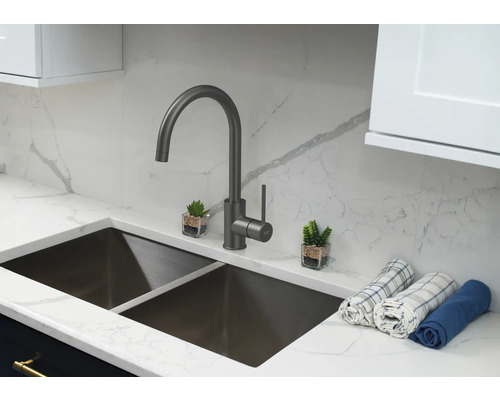 Kuchyňský dřez s vodovodní baterií, pracovní deskou a dekorací