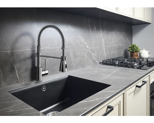 Kuchyňský dřez s baterií a pružinovým krkem v moderní kuchyni