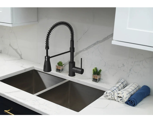 Kuchyňská baterie se spirálovou pružinou a dvojitý dřez v moderním kuchyňském prostředí.