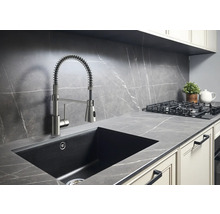 Kuchyňský dřez s baterií, pracovní deska a varná deska v moderní kuchyni