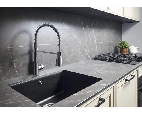 Kuchyňský dřez s baterií v moderní kuchyni