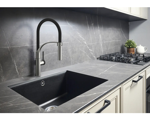 Kuchyňský dřez s vodovodní baterií a pracovní deskou