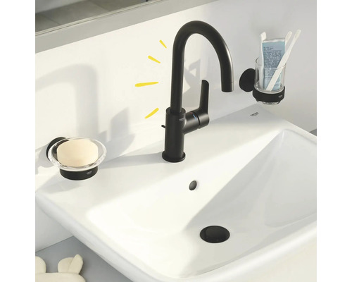 Umyvadlo s vodovodní baterií, miskou na mýdlo a držákem na zubní kartáčky