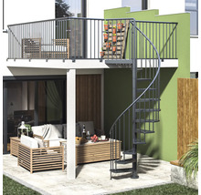 Venkovní prostor se točitým schodištěm, posezením a balkonem