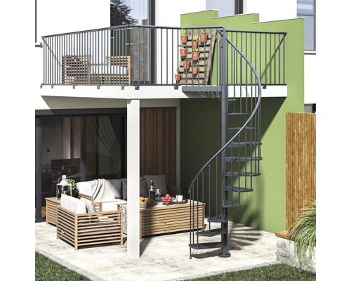 Venkovní prostor se točitým schodištěm, posezením a balkonem