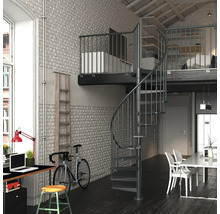 Obývací pokoj se spirálovým schodištěm, stolem, kolem a jídelním stolem.