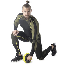 Muž ve sportovním obleku s kolečkem na břišní svaly