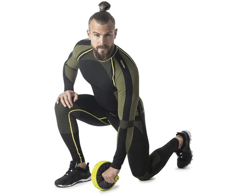 Muž ve sportovním oblečení s kolečkem na břicho pro posilování břišních svalů
