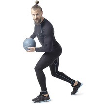 Muž ve sportovním oblečení s medicinbalem
