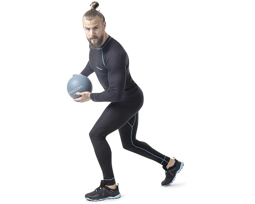 Muž ve sportovním oblečení s medicinbalem