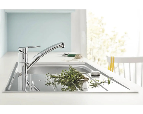 Nerezový kuchyňský dřez s baterií a bylinkami