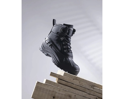 Černá zimní bota na hromadě dřeva