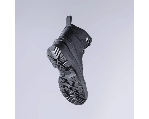 Černá bota s profilovanou podrážkou