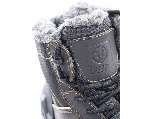 Detail pracovní boty se tkaničkami a logem Ardon