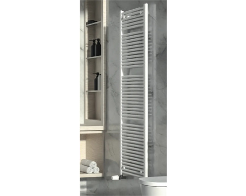 Pohled na koupelnu s radiátorem na ručníky, regálem, ručníky a produkty péče