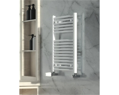 Designové topné těleso ROTHEIGNER kombinovaný provoz teplá voda 690 x 600 x 88-105 mm připojení 1 dole oboustranně Koupelnová scéna s bílým ohřívačem ručníků na mramorové stěně