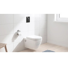 Závěsné WC s ovládací deskou a držákem toaletního papíru v koupelně s bílými obklady.